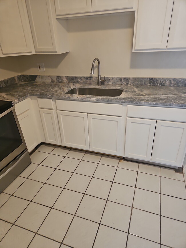 Building Photo - 4023 Woodfern Dr