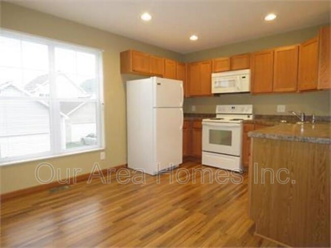 Building Photo - 2880 Clover Ridge Dr