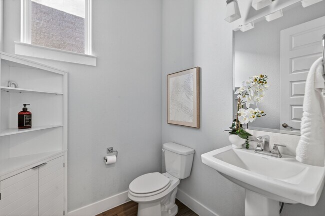 Foto del edificio - 16410 Rosemary Grove Ln