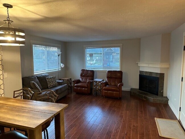 Foto del edificio - Available Now!  One level 3 Bedroom and 1....