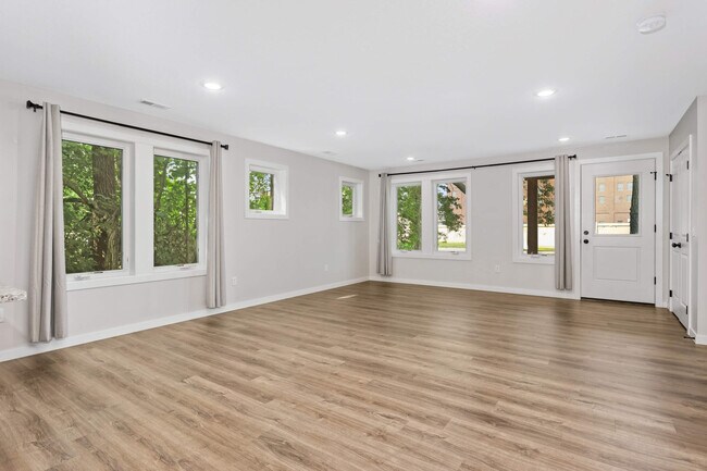 Otra vista de la sala de estar desde la cocina. - 2927 Marshall St NE