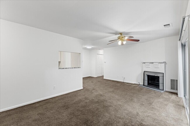 Foto del edificio - 703 Camelback Ct