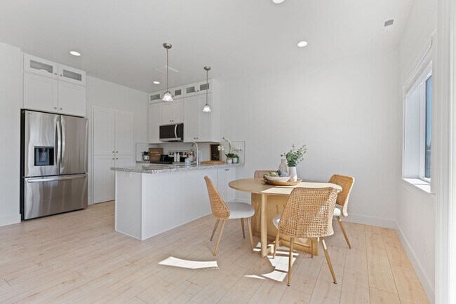 Building Photo - Modern Luxury Townhome in Prime Location –...