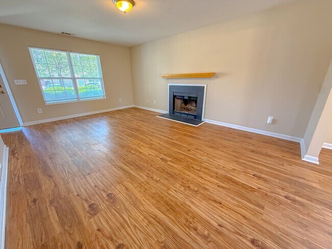 Foto del edificio - 3 Bedroom 2.5 Bath Single Family Home with Fenced Backyard!