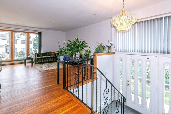 Building Photo - 16 Liszt St