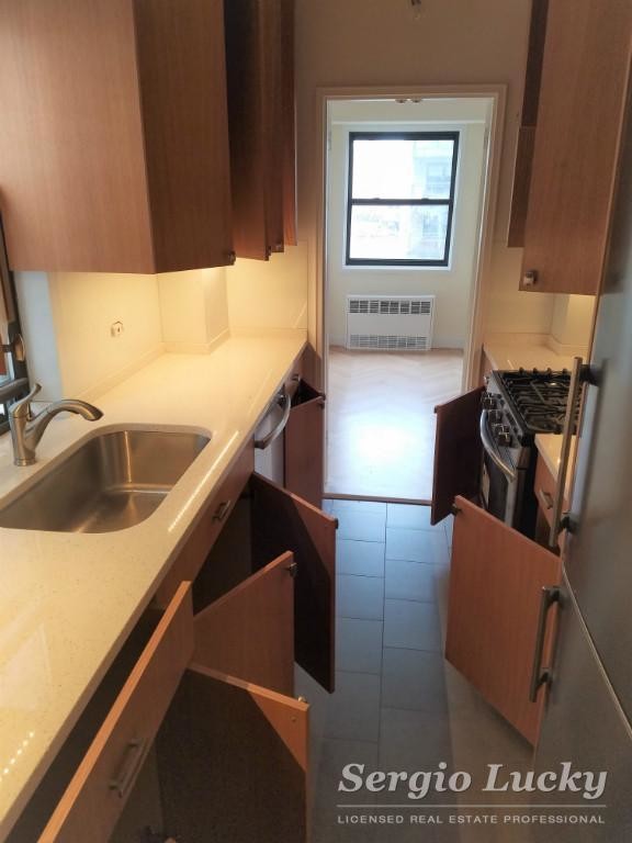 Building Photo - 420 E 79th St
