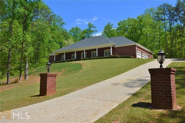 Building Photo - 3000 S Cherokee Ln