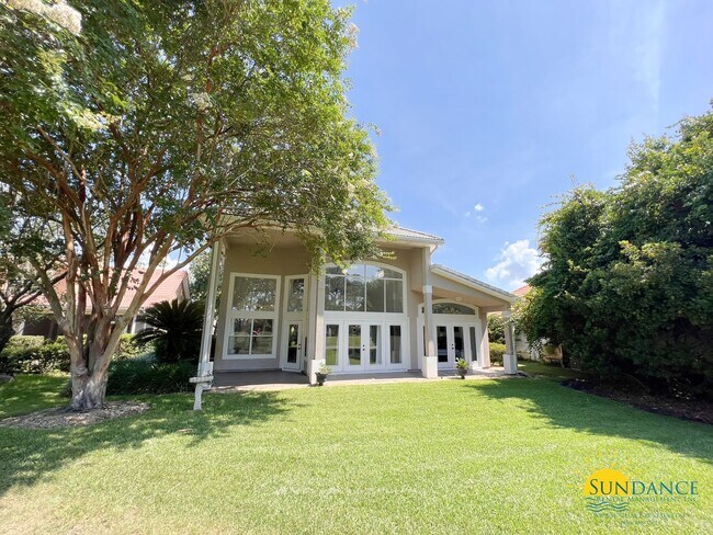 Foto del edificio - Custom Furnished 4 bed 3.5 bath in Emerald Bay!