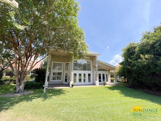 Building Photo - Custom Furnished 4 bed 3.5 bath in Emerald...