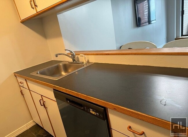 Building Photo - Spacious 1 bedroom in Battery Park