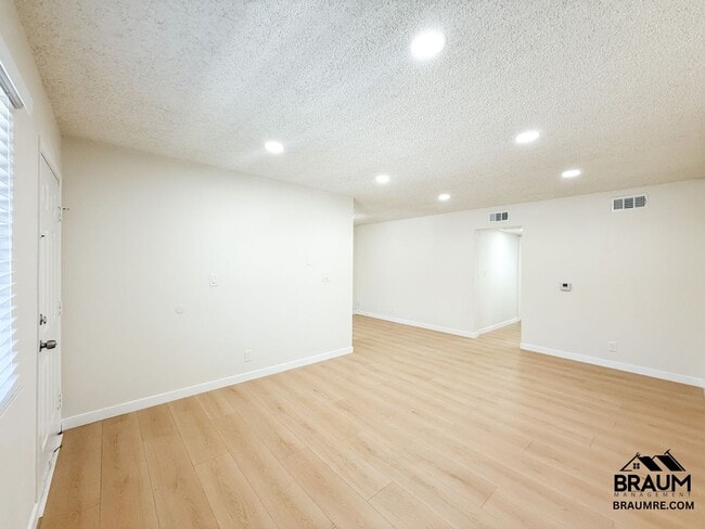 Foto del edificio - 221 W Elm Ave