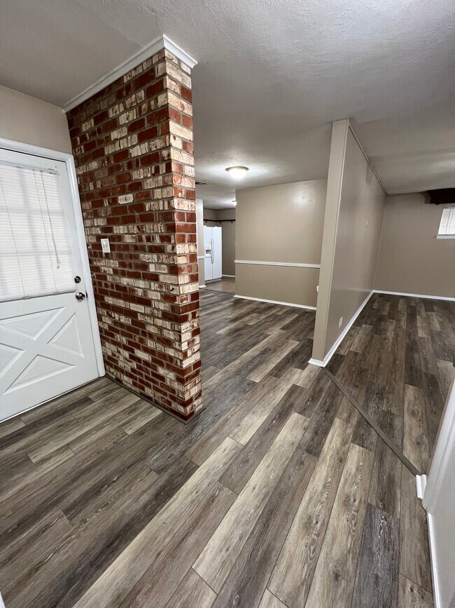 Building Photo - 652 SE Elmhurst Ave