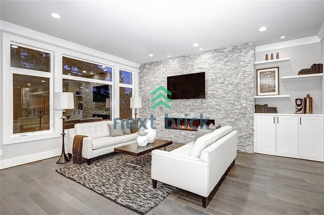 Building Photo - Luxurious 5-Bed, 5-Bath Oasis in Bellevue's Prime Location!