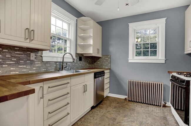 Building Photo - Charming & Upgraded 3BR Home in Arbutus wi...