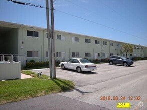 Building Photo - 2100 NE 38th St