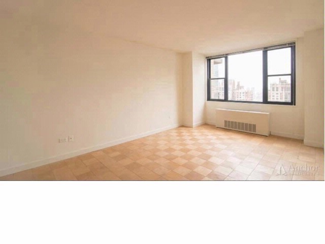 Building Photo - 245 E 40th St
