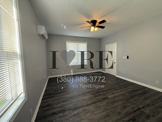 Building Photo - 375 S Chillicothe St