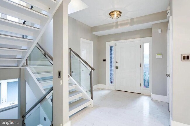 Foto del edificio - 4611 Charleston Terrace NW