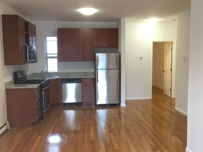 No Brokers Fee, Eat-in Kitchen, Steps from the T Stop - No Brokers Fee, Eat-in Kitchen, Steps from the T Stop Apartment