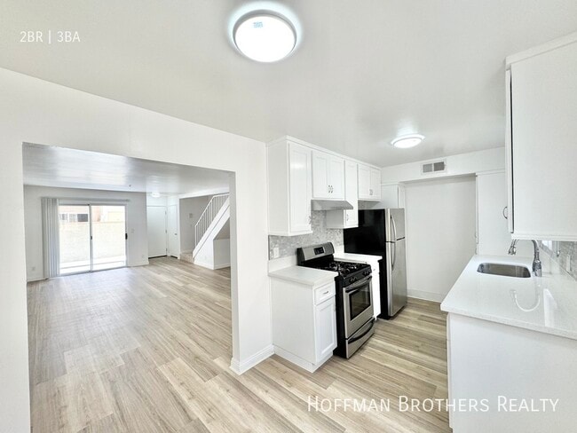 Building Photo - 16033 Vanowen St
