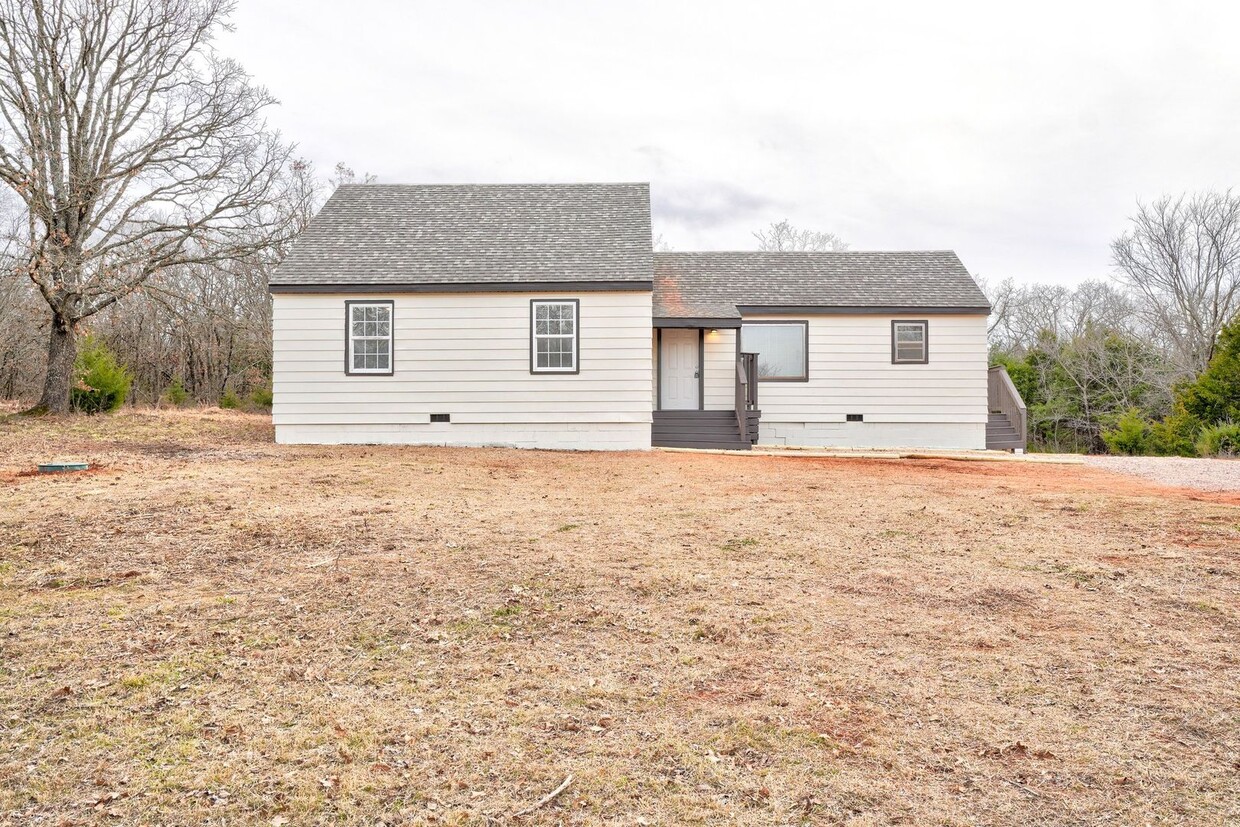 Foto principal - 5 bed, 1 bath home in Noble, OK