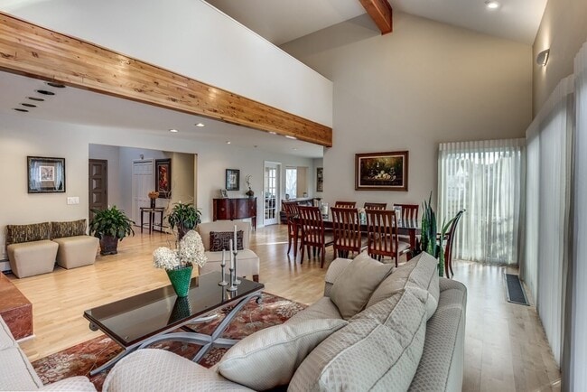 Building Photo - 11 Beethoven Ave