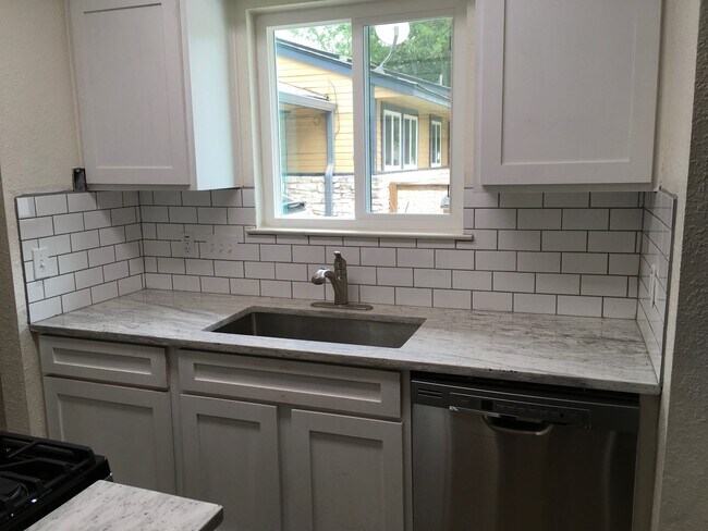 Building Photo - 5806 Cherry Park