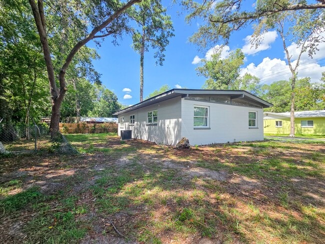 Building Photo - Beautifully Renovated 3/2 in Madison Park