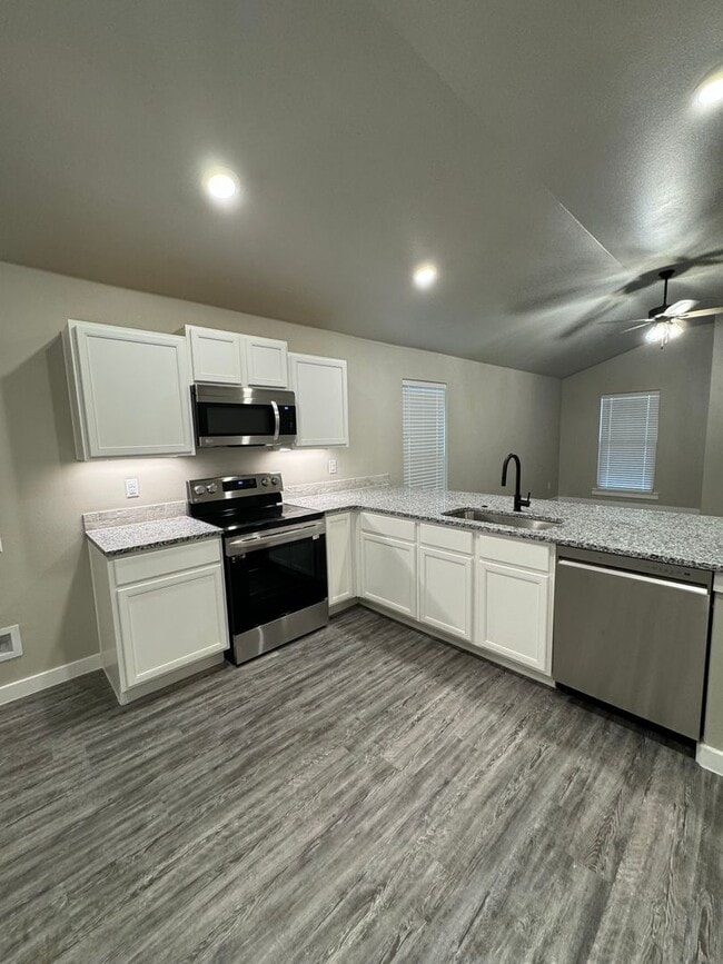 Building Photo - Fantastic 3 bedroom 2 bathroom house in Be...