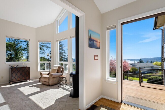 Foto del edificio - Stunning View Home In Oak Harbor! Availabl...