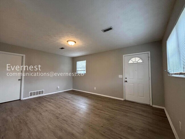 Foto del edificio - 6824 Rojo Ct