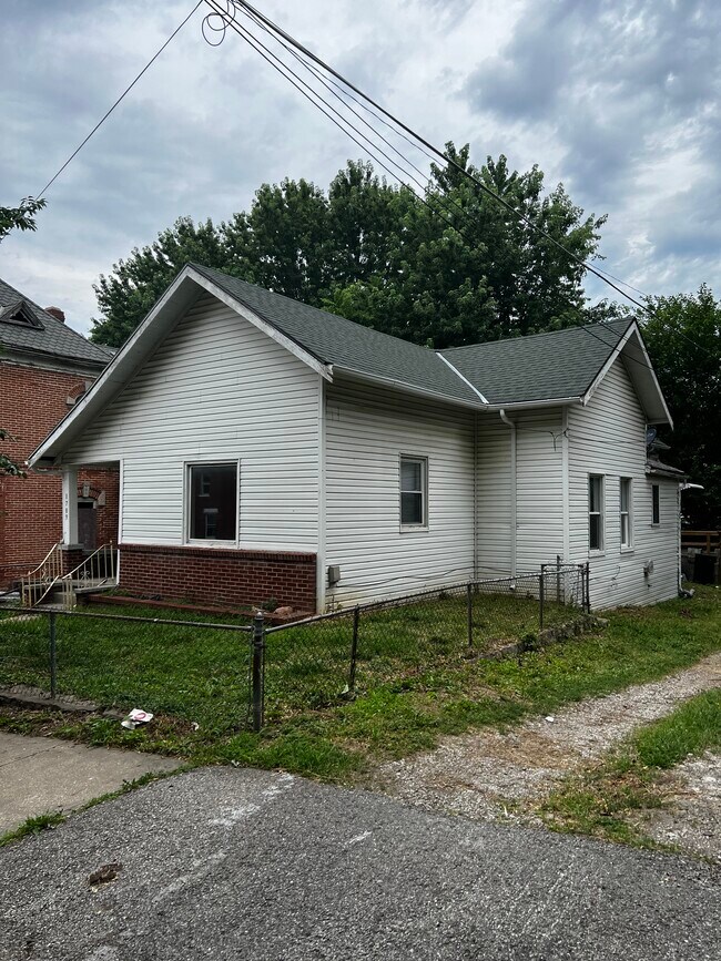 Building Photo - 1709 Francis St