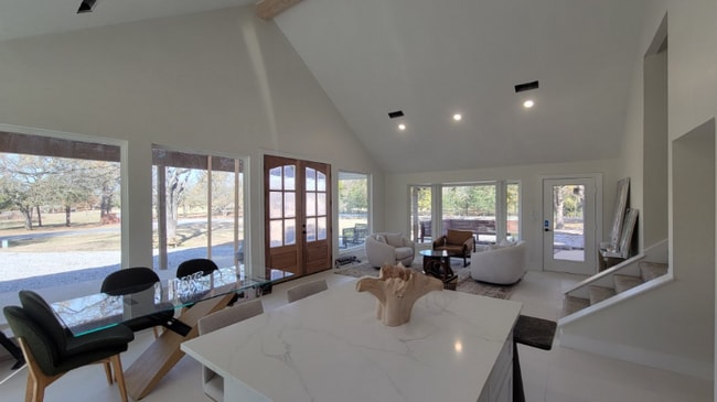 Building Photo - 317 Kiowa Dr E