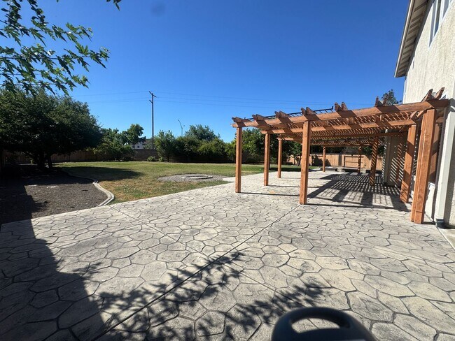 Foto del edificio - Great Location! 5BD and 3BA in a desirable North Stockton