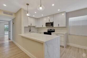 Building Photo - 802 Burgundy Q