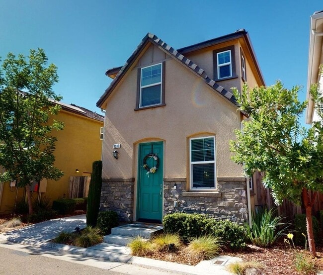 Building Photo - Clovis Loma Vista  3 Bedroom/2.5 Bath Home For Lease