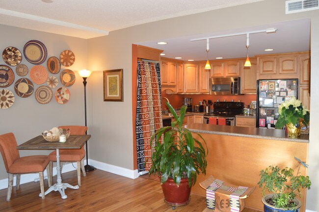 Foto del edificio - 6301 Stevenson Ave