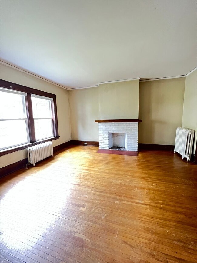 Building Photo - AVAILABLE JUNE - 4 Bed 1 Bath Townhome