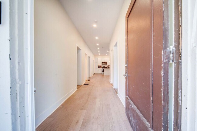 Foto del edificio - Massive Newly Renovated 11-Bedroom House o...