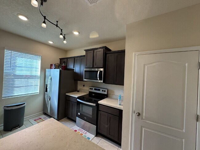 Foto del edificio - Deer Run Modern Townhome Near Downtown & B...