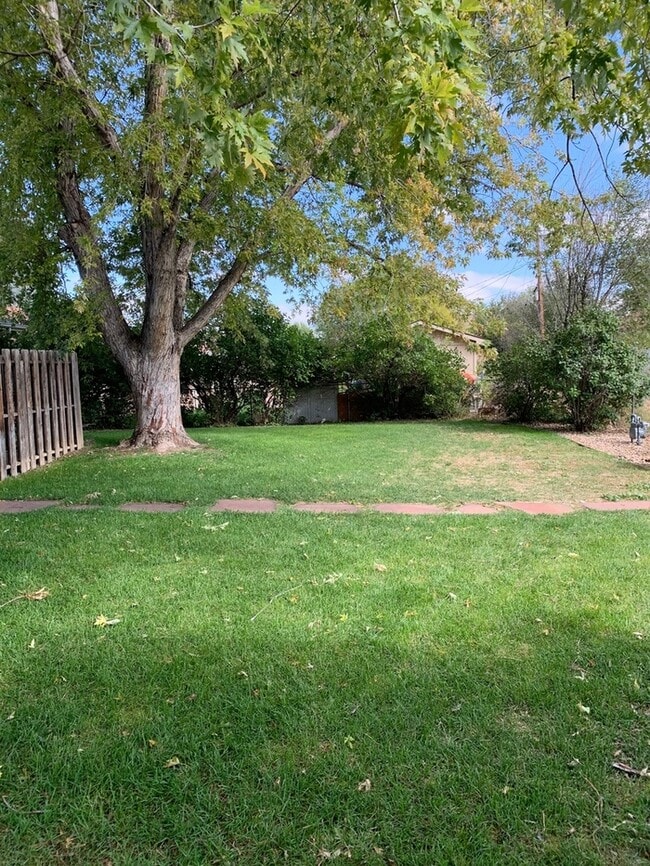 Building Photo - 3 Bedroom, 2 Bath Ranch Home with 1 Car At...