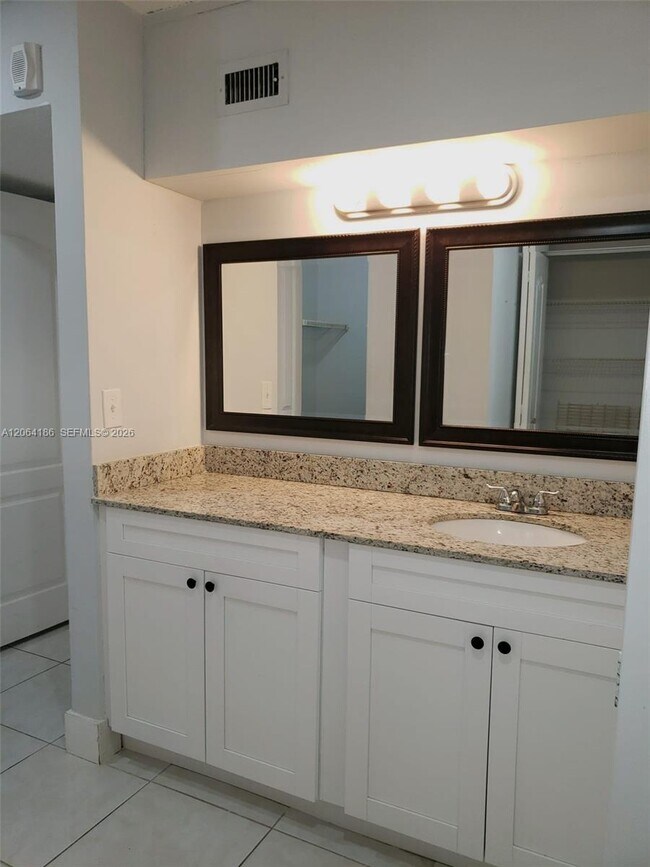 Foto del edificio - 6861 SW 147th Ave