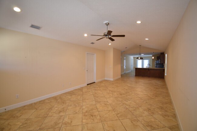 Foto del edificio - Charming 2 Bed, 2 Bath Home in Lynn Haven, FL - Perfect for Cozy Living!