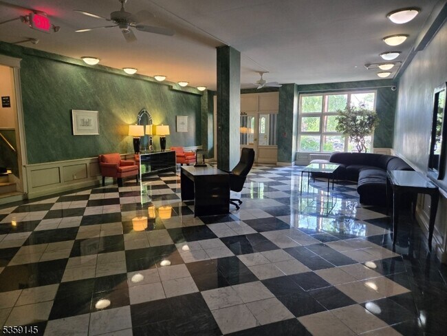 Foto del edificio - 5 Roosevelt Pl