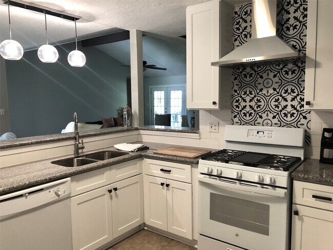 Foto del edificio - 802 Cascade Creek Dr