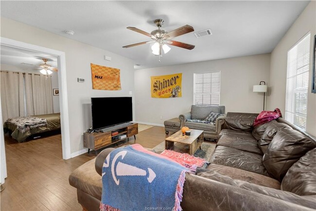 Building Photo - LOCATION!! LOCATION!! Walking Distance to ...