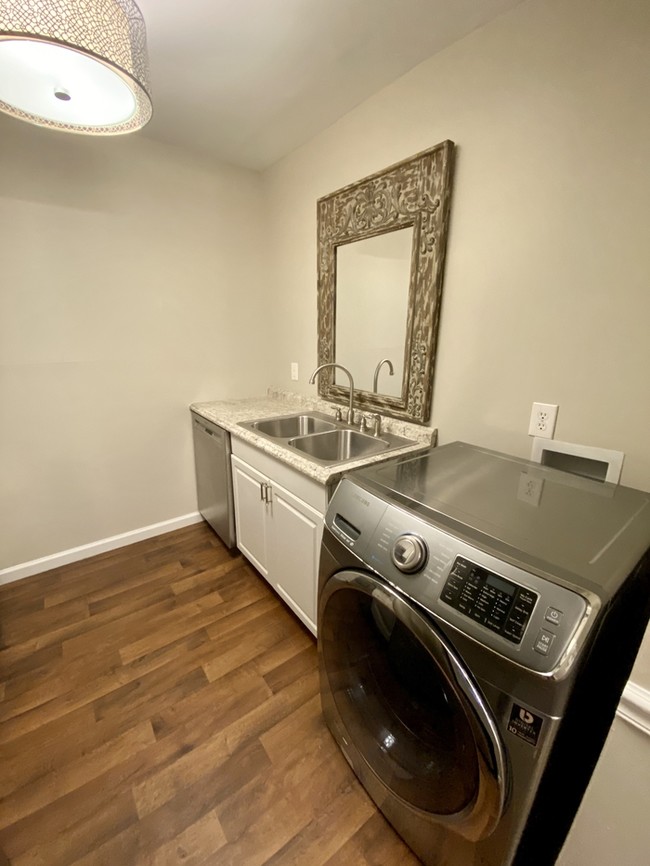 Building Photo - Renovated one bedroom in Rosewood