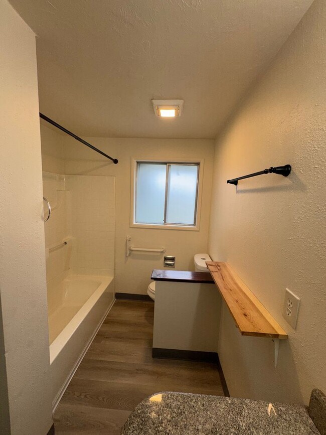 Foto del edificio - 3 Bedroom, 2 Bath Single Family Home in Cal Young/Gilham Neighborhood