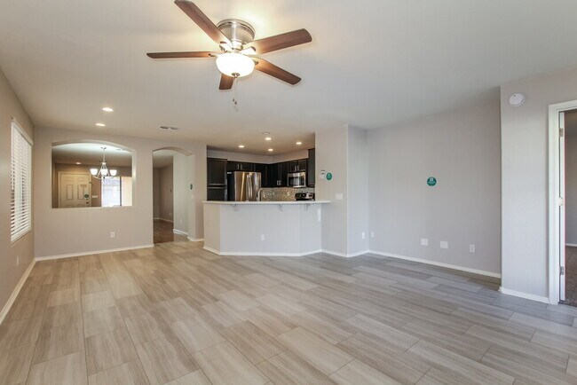 Building Photo - 10810 W Alvarado Rd