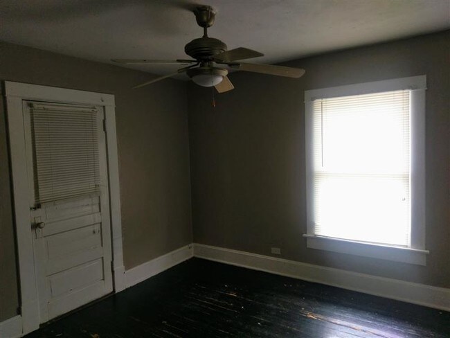 Building Photo - Large 5 Bedroom Close to Campus